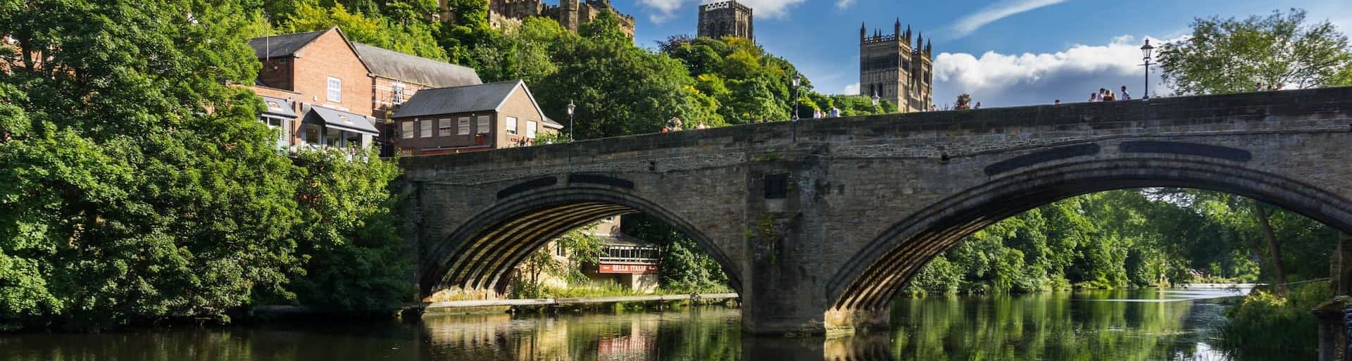Durham, the cathedral and bridge over the river Wear. England. Photo: Barnyz
